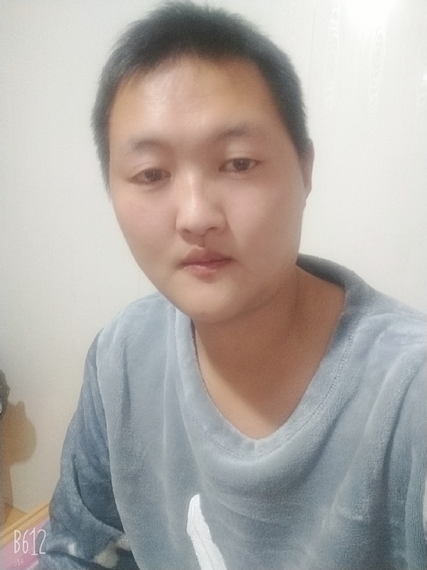 烟圈里透着伤的第二张照片--长春相亲服务中心